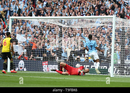 Heurelho Gomes , il Watford portiere è battuto come Raheem Sterling del Manchester City segna un punto. Emirati finale di FA Cup, Manchester City v Watford allo Stadio di Wembley a Londra il sabato 18 maggio 2019. Questa immagine può essere utilizzata solo per scopi editoriali. Solo uso editoriale, è richiesta una licenza per uso commerciale. Nessun uso in scommesse, giochi o un singolo giocatore/club/league pubblicazioni . pic da Andrew Orchard/Andrew Orchard fotografia sportiva/Alamy Live news Foto Stock