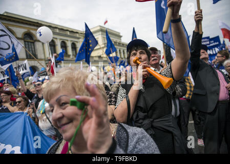 Varsavia, Mazowieckie, Polonia. 18 Maggio, 2019. La gente vede soffiando trombe e fischietti durante il mese di marzo.Il marzo ''la Polonia in Europa'' (Polska w Europie), è stato organizzato dalla Coalizione Europea (Koalicja Europejska) un alleanza di partiti politici. Il mese di marzo è stato portato dai leader dei partiti di opposizione e il Presidente del Consiglio europeo, Donald Tusk. In via ufficiosa, il mese di marzo per Europa si sono riuniti circa 45 mila persone. Credito: Attila Husejnow SOPA/images/ZUMA filo/Alamy Live News Foto Stock