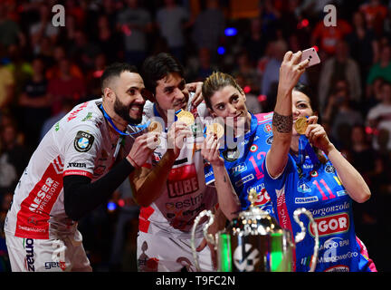 Berlino, Germania. 18 Maggio, 2019. La pallavolo, donne, uomini: Champions League, Igor Gorgonzola Novara, Cucine Lube Civitanova, knockout round finale. I giocatori di Dragan Stankovic (l-r) e Dragan Stankovic come pure i giocatori Francesca Piccinini e Stefania Sansonna fare un selfie prima della tazza di handover. Credito: Soeren Stache/dpa/Alamy Live News Foto Stock