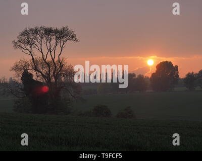 Eastchurch, Kent, Regno Unito. 18 Maggio, 2019. Regno Unito Meteo: questa sera al tramonto in Eastchurch, Kent. Credito: James Bell/Alamy Live News Foto Stock