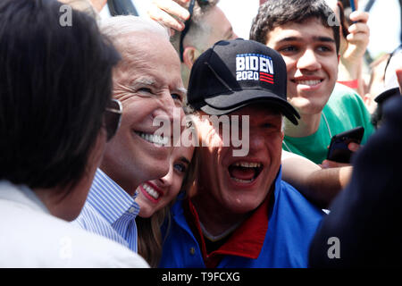 Philadelphia, PA, Stati Uniti d'America - 18 Maggio Maggio, 2019: Joe Biden saluta i tifosi dopo dando dei calci a fuori la sua campagna per il 2020 Stati Uniti elezioni presidenziali, in un rally all'aperto sul Benjamin Franklin Parkway in Philadelphia, Pennsylvania. Credito: OOgImages/Alamy Live News Foto Stock