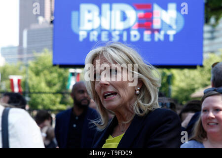 Philadelphia, PA, Stati Uniti d'America - 18 Maggio 2019: Jill Biden si mischia con i sostenitori come marito, Joe Biden inaugura la sua campagna per il 2020 Stati Uniti elezioni presidenziali in un rally a Philadelphia, Pennsylvania. Credito: OOgImages/Alamy Live News Foto Stock