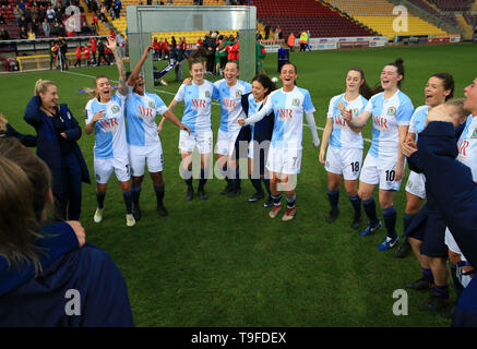 Northern Spot Stadium, Bradford, Regno Unito. 18 Maggio, 2019. FA Womens Premier League calcio finale, Blackburn Rovers rispetto a Coventry Regno; il Blackburn Rovers giocatori festeggiare dopo il fischio finale Credito: Azione Sport Plus/Alamy Live News Foto Stock