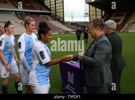 Northern Spot Stadium, Bradford, Regno Unito. 18 Maggio, 2019. FA Womens Premier League calcio finale, Blackburn Rovers rispetto a Coventry Regno; Zafferano Giordania di Blackburn Rovers si è aggiudicata il suo Winner's Medal Credito: Azione Sport Plus/Alamy Live News Foto Stock
