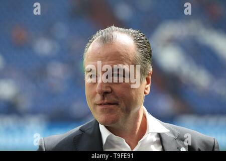 Gelsenkirchen (Germania). 18 Maggio, 2019. firo: 18.05.2019, calcio, 1.Bundesliga, stagione 2018/2019, FC Schalke 04 - VFB Stuttgart (0-0) Schalke, Clemens TOnnies, Ritratto | Credit: dpa/Alamy Live News Foto Stock