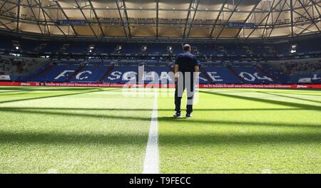 Gelsenkirchen (Germania). 18 Maggio, 2019. firo: 18.05.2019, calcio, 1.Bundesliga, stagione 2018/2019, FC Schalke 04 - VFB Stuttgart (0-0) Schalke, pullman, Huub Stevens | Utilizzo di credito in tutto il mondo: dpa/Alamy Live News Foto Stock