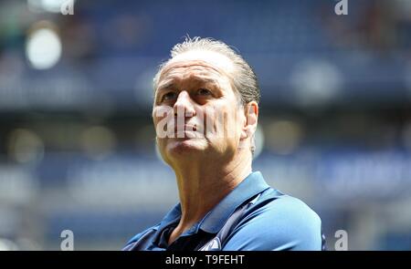 Gelsenkirchen (Germania). 18 Maggio, 2019. firo: 18.05.2019, calcio, 1.Bundesliga, stagione 2018/2019, FC Schalke 04 - VFB Stuttgart SChalke, pullman, Huub Stevens, Ritratto | Credit: dpa/Alamy Live News Foto Stock