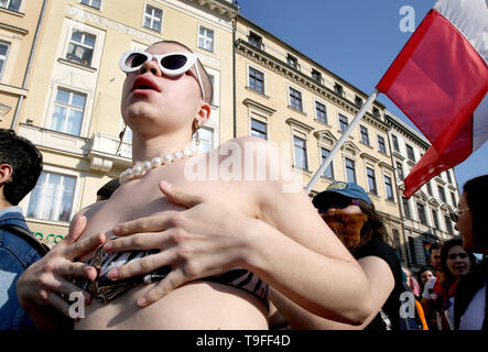 Cracovia in Polonia. 18 Maggio, 2019. L'uomo durante la parità Marzo a Cracovia. LGBT le persone e i loro sostenitori a piedi attraverso le strade di Cracovia per celebrare la diversità e la tolleranza e di manifestare la loro opposizione alla discriminazione e all'esclusione. Il mese di marzo è stato incontrato nel centro della città da anti manifestanti LGBT dall'estrema destra delle organizzazioni. Credito: Damian Klamka SOPA/images/ZUMA filo/Alamy Live News Foto Stock