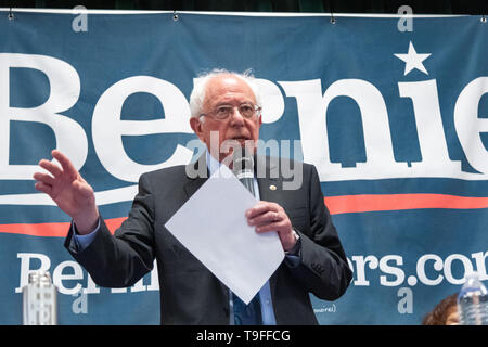 Charleston, STATI UNITI D'AMERICA. 18 Maggio, 2019. Elezioni presidenziali democratiche speranzoso Sen. Bernie Sanders discutere di acqua potabile sicura durante una giustizia ambientale municipio riunione Maggio 18, 2019 in Danimarca, nella Carolina del Sud. Il piccolo borgo rurale è pericoloso toccare acqua dovuta ai prodotti agricoli e di prodotti chimici industriali. Credito: Planetpix/Alamy Live News Foto Stock