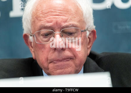 Charleston, STATI UNITI D'AMERICA. 18 Maggio, 2019. Elezioni presidenziali democratiche speranzoso Sen. Bernie Sanders durante una giustizia ambientale municipio riunione Maggio 18, 2019 in Danimarca, nella Carolina del Sud. Il piccolo borgo rurale è pericoloso toccare acqua dovuta ai prodotti agricoli e di prodotti chimici industriali. Credito: Planetpix/Alamy Live News Foto Stock