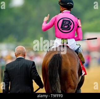 Baltimore, MD, Stati Uniti d'America. 18 Maggio, 2019. 18 Maggio 2019 : Jockey Tyler Gaffalione dà un pollice in alto come trainer Mark Casse porta Preakness vincitore della guerra # 1 al vincitore il cerchio per il Preakness Stakes su Preakness giorno a Pimlico Race Course di Baltimora, Maryland. Carlos Calo/Eclipse Sportswire/CSM/Alamy Live News Foto Stock