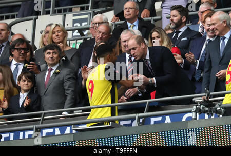 Londra, Regno Unito. 18 Maggio, 2019. Il principe William (Duca di Cambridge) mani Troy Deeney (W) la sua medaglia vinti a Emirates finale di FA Cup, Manchester City v Watford, allo Stadio di Wembley, Londra, Regno Unito il 18 maggio 2019. **Solo uso editoriale, è richiesta una licenza per uso commerciale. Nessun uso in scommesse, giochi o un singolo giocatore/club/league pubblicazioni** Credito: Paolo Marriott/Alamy Live News Foto Stock