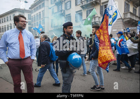 Milano, Lombardia, Italia. 18 Maggio, 2019. La gente si vede con le bandiere durante la campagna rally.Matteo Salvini, leader del populismo di destra e di parte della lega e anche il ministero degli Interni e vice Premier, conduce e chiude la campagna elettorale europea in piazza del Duomo di Milano. Marine Le Pen, presidente della nazionale francese di Rally partito politico ha partecipato anche a. Credito: Valeria Ferraro SOPA/images/ZUMA filo/Alamy Live News Foto Stock