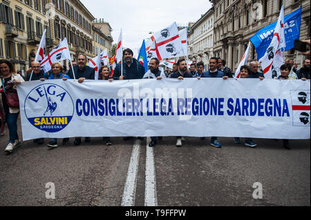 Milano, Lombardia, Italia. 18 Maggio, 2019. Consiglieri della Lega banner visto durante la campagna rally.Matteo Salvini, leader del populismo di destra e di parte della lega e anche il ministero degli Interni e vice Premier, conduce e chiude la campagna elettorale europea in piazza del Duomo di Milano. Marine Le Pen, presidente della nazionale francese di Rally partito politico ha partecipato anche a. Credito: Valeria Ferraro SOPA/images/ZUMA filo/Alamy Live News Foto Stock