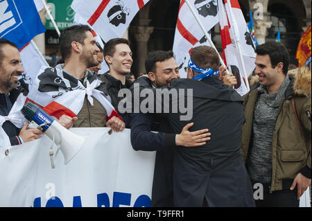 Milano, Lombardia, Italia. 18 Maggio, 2019. Due uomini visto abbracciando durante la campagna rally.Matteo Salvini, leader del populismo di destra e di parte della lega e anche il ministero degli Interni e vice Premier, conduce e chiude la campagna elettorale europea in piazza del Duomo di Milano. Marine Le Pen, presidente della nazionale francese di Rally partito politico ha partecipato anche a. Credito: Valeria Ferraro SOPA/images/ZUMA filo/Alamy Live News Foto Stock