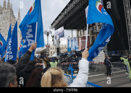 Milano, Lombardia, Italia. 18 Maggio, 2019. La gente vede sventolando bandiere durante la campagna rally.Matteo Salvini, leader del populismo di destra e di parte della lega e anche il ministero degli Interni e vice Premier, conduce e chiude la campagna elettorale europea in piazza del Duomo di Milano. Marine Le Pen, presidente della nazionale francese di Rally partito politico ha partecipato anche a. Credito: Valeria Ferraro SOPA/images/ZUMA filo/Alamy Live News Foto Stock