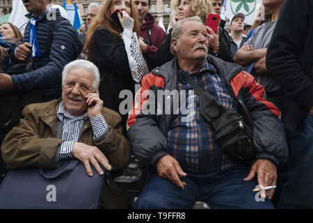 Milano, Lombardia, Italia. 18 Maggio, 2019. Due uomini anziani visto durante la campagna rally.Matteo Salvini, leader del populismo di destra e di parte della lega e anche il ministero degli Interni e vice Premier, conduce e chiude la campagna elettorale europea in piazza del Duomo di Milano. Marine Le Pen, presidente della nazionale francese di Rally partito politico ha partecipato anche a. Credito: Valeria Ferraro SOPA/images/ZUMA filo/Alamy Live News Foto Stock