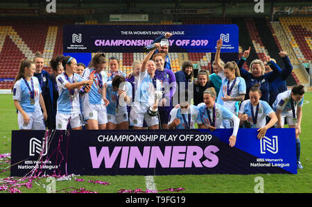 Northern Spot Stadium, Bradford, Regno Unito. 18 Maggio, 2019. FA Womens Premier League calcio finale, Blackburn Rovers rispetto a Coventry Regno; il Blackburn Rovers team celebrare dopo che essi sono presentati con il trofeo Credito: Azione Sport Plus/Alamy Live News Foto Stock