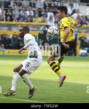 Monchenglabach, Germania. 18 Maggio, 2019. Raphael Guerreiro (R) di Dortmund compete durante la Bundesliga match tra Borussia Dortmund e Borussia Mochengladbach in Monchengladbach, Germania, 18 maggio 2019. Dortmund ha vinto 2-0. Credito: Joachim Bywaletz/Xinhua/Alamy Live News Foto Stock