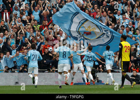 Londra, Regno Unito. 18 Maggio, 2019. Manchester City di Kevin De Bruyne (anteriore 3 L) celebra dopo rigature durante la FA Cup inglese finale tra Manchester City e Watford allo Stadio di Wembley a Londra, Gran Bretagna il 18 maggio 2019. Il Manchester City ha vinto 6-0 e divenne il primo inglese uomini di lato per realizzare la prodezza di vincere la Premier League, FA Cup e Coppa Carabao nella stessa stagione. Credito: Han Yan/Xinhua/Alamy Live News Foto Stock