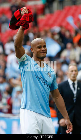 Londra, Regno Unito. 18 Maggio, 2019. Manchester City's Vincent Kompany festeggia dopo aver vinto la FA Cup inglese finale tra Manchester City e Watford allo Stadio di Wembley a Londra, Gran Bretagna il 18 maggio 2019. Il Manchester City ha vinto 6-0 e divenne il primo inglese uomini di lato per realizzare la prodezza di vincere la Premier League, FA Cup e Coppa Carabao nella stessa stagione. Credito: Han Yan/Xinhua/Alamy Live News Foto Stock
