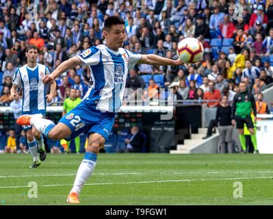 Barcellona, Spagna. 18 Maggio, 2019. Espanyol del lettore cinese Wu Lei spara durante l'ultimo round spagnolo league match tra RCD Espanyol e Real Sociedad a Barcellona, Spagna, il 18 maggio 2019. Espanyol ha vinto 2-0 e si era qualificato per la UEFA Europa League nella stagione in arrivo. Credito: Joan Gosa/Xinhua/Alamy Live News Foto Stock