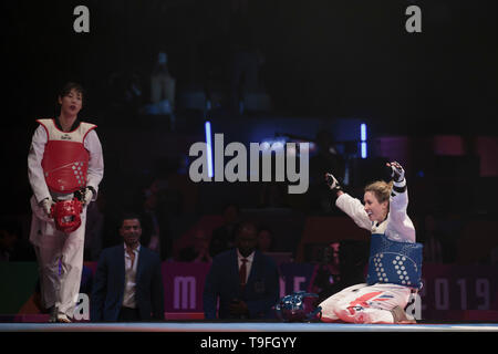 Manchester, Regno Unito. 18 Maggio, 2019. Gran Bretagna Jade Jones (R) festeggia dopo aver battuto la Corea del Sud, Lee Ah-Reum nel femminile -57kg finale al mondo Taekwondo Championships 2019 a Manchester in Gran Bretagna il 18 maggio 2019.?Jones vinse 14-7. Credito: Jon Super/Xinhua/Alamy Live News Foto Stock