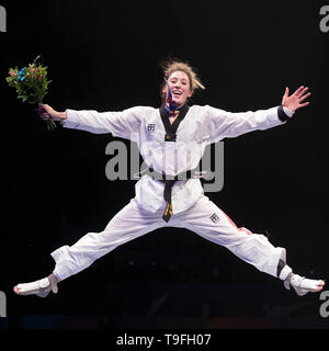 Manchester, Regno Unito. 18 Maggio, 2019. Gran Bretagna Jade Jones festeggia dopo aver battuto la Corea del Sud, Lee Ah-Reum nel femminile -57kg finale al mondo Taekwondo Championships 2019 a Manchester in Gran Bretagna il 18 maggio 2019.?Jones vinse 14-7. Credito: Jon Super/Xinhua/Alamy Live News Foto Stock