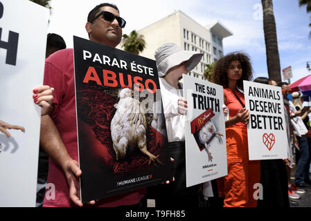 Los Angeles, CA, Stati Uniti d'America. Il 27 febbraio, 2019. Attivisti per i diritti degli animali visto holding cartelloni durante una manifestazione di protesta di quello che loro chiamano, crudeltà nei confronti degli animali nel pollo supply chain di McDonald's. La protesta si è svolta di fronte a McDonald's ristorante fast food sulla Hollywood Walk of Fame a Los Angeles. Credito: Ronen Tivony SOPA/images/ZUMA filo/Alamy Live News Foto Stock