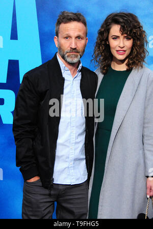 Los Angeles, Stati Uniti d'America 18 maggio 2019 attore Breckin Meyer e attrice Linsey Godfrey frequentare Warner Bros Foto e immagini leggendarie Premiere mondiale di 'Godzilla: Re dei mostri" il 18 maggio 2019 a TCL Chinese Theatre di Los Angeles, Stati Uniti d'America. Foto di Barry re/Alamy Live News Foto Stock