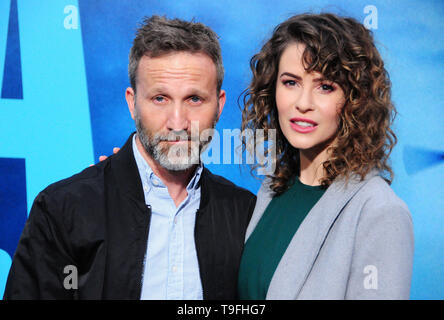 Los Angeles, Stati Uniti d'America 18 maggio 2019 attore Breckin Meyer e attrice Linsey Godfrey frequentare Warner Bros Foto e immagini leggendarie Premiere mondiale di 'Godzilla: Re dei mostri" il 18 maggio 2019 a TCL Chinese Theatre di Los Angeles, Stati Uniti d'America. Foto di Barry re/Alamy Live News Foto Stock