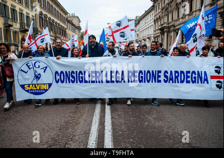 Milano, Italia. 18 Maggio, 2019. Consiglieri della Lega banner visto durante la campagna di rally. Matteo Salvini, leader del populismo di destra e di parte della lega e anche il ministero degli Interni e vice Premier, conduce e chiude la campagna elettorale europea in piazza del Duomo di Milano. Marine Le Pen, presidente della nazionale francese di Rally partito politico ha partecipato anche a. Credito: SOPA Immagini limitata/Alamy Live News Foto Stock