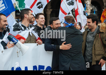 Milano, Italia. 18 Maggio, 2019. Due uomini visto abbracciando durante la campagna di rally. Matteo Salvini, leader del populismo di destra e di parte della lega e anche il ministero degli Interni e vice Premier, conduce e chiude la campagna elettorale europea in piazza del Duomo di Milano. Marine Le Pen, presidente della nazionale francese di Rally partito politico ha partecipato anche a. Credito: SOPA Immagini limitata/Alamy Live News Foto Stock