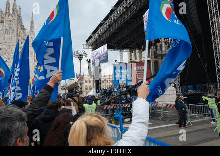 Milano, Italia. 18 Maggio, 2019. La gente vede sventolando bandiere durante la campagna di rally. Matteo Salvini, leader del populismo di destra e di parte della lega e anche il ministero degli Interni e vice Premier, conduce e chiude la campagna elettorale europea in piazza del Duomo di Milano. Marine Le Pen, presidente della nazionale francese di Rally partito politico ha partecipato anche a. Credito: SOPA Immagini limitata/Alamy Live News Foto Stock