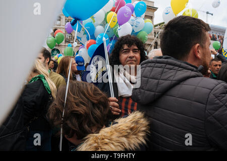 Milano, Italia. 18 Maggio, 2019. Un uomo è visto con palloncini durante la campagna di rally. Matteo Salvini, leader del populismo di destra e di parte della lega e anche il ministero degli Interni e vice Premier, conduce e chiude la campagna elettorale europea in piazza del Duomo di Milano. Marine Le Pen, presidente della nazionale francese di Rally partito politico ha partecipato anche a. Credito: SOPA Immagini limitata/Alamy Live News Foto Stock