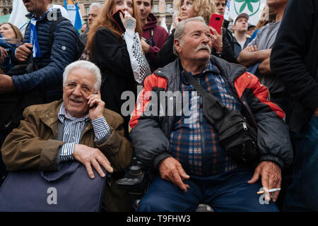 Milano, Italia. 18 Maggio, 2019. Due uomini anziani visto durante la campagna di rally. Matteo Salvini, leader del populismo di destra e di parte della lega e anche il ministero degli Interni e vice Premier, conduce e chiude la campagna elettorale europea in piazza del Duomo di Milano. Marine Le Pen, presidente della nazionale francese di Rally partito politico ha partecipato anche a. Credito: SOPA Immagini limitata/Alamy Live News Foto Stock