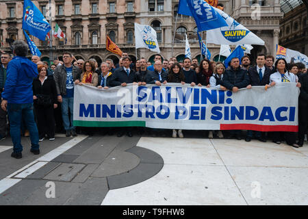 Milano, Italia. 18 Maggio, 2019. Sindaci italiani dal campionato visto durante la campagna di rally. Matteo Salvini, leader del populismo di destra e di parte della lega e anche il ministero degli Interni e vice Premier, conduce e chiude la campagna elettorale europea in piazza del Duomo di Milano. Marine Le Pen, presidente della nazionale francese di Rally partito politico ha partecipato anche a. Credito: SOPA Immagini limitata/Alamy Live News Foto Stock