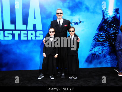 Los Angeles, Stati Uniti d'America 18 maggio 2019 Miguel Bose e figli Diego Bose e Tadeo Bose frequentare Warner Bros Foto e immagini leggendarie Premiere mondiale di 'Godzilla: Re dei mostri" il 18 maggio 2019 a TCL Chinese Theatre di Los Angeles, Stati Uniti d'America. Foto di Barry re/Alamy Live News Foto Stock