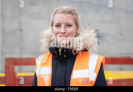 07 maggio 2019, Bassa Sassonia, Osnabrück: Johanna Harten, ingegnere civile presso la Deutsche Bahn AG (DB), è in piedi di fronte a una nuova sezione a ponte. A partire dal gennaio 2017, la Deutsche Bahn ha lavorato per il rinnovamento di un ponte ferroviario a Osnabrück, che sta per essere completato nel mese di ottobre di quest'anno. Foto: Friso Gentsch/dpa Foto Stock