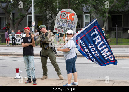 I manifestanti, apertura di alcuni che trasportano armi legalmente, rally al di fuori di Austin, Texas, l'hotel dove musulmano controverso congressista Ilhan Omar ha parlato a una città-wide iftar cena. Omar è stato accusato di anti-semita commento. Foto Stock