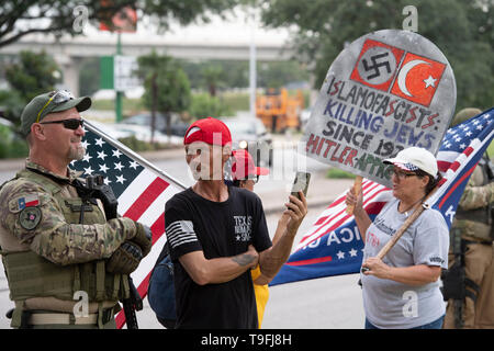 I manifestanti, apertura di alcuni che trasportano armi legalmente, rally al di fuori di Austin, Texas, l'hotel dove musulmano controverso congressista Ilhan Omar ha parlato a una città-wide iftar cena. Omar è stato accusato di anti-semita commento. Foto Stock