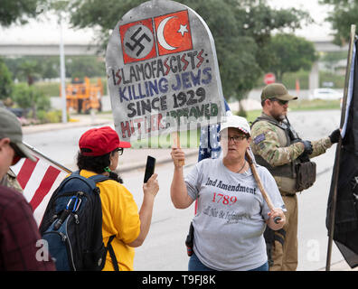 I manifestanti, apertura di alcuni che trasportano armi legalmente, rally al di fuori di Austin, Texas, l'hotel dove musulmano controverso congressista Ilhan Omar ha parlato a una città-wide iftar cena. Omar è stato accusato di anti-semita commento. Foto Stock