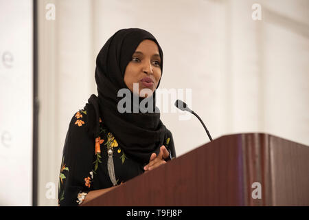 Stati Uniti congressista Ilhan Omar del Minnesota del quinto quartiere congressuale parla all'annuale city-wide iftar cena in onore del quattordicesimo giorno del mese del Ramadan in Austin, Texas. Omar chiamato per la pace e l armonia nell'odierno clima di divisione. Foto Stock