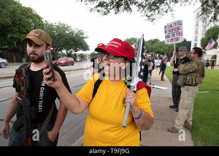 I manifestanti, apertura di alcuni che trasportano armi legalmente, rally al di fuori di Austin, Texas, l'hotel dove musulmano controverso congressista Ilhan Omar ha parlato a una città-wide iftar cena. Omar è stato accusato di anti-semita commento. Foto Stock