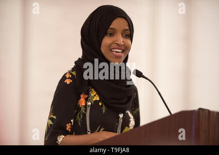 Stati Uniti congressista Ilhan Omar del Minnesota del quinto quartiere congressuale parla all'annuale city-wide iftar cena in onore del quattordicesimo giorno del mese del Ramadan in Austin, Texas. Omar chiamato per la pace e l armonia nell'odierno clima di divisione. Foto Stock