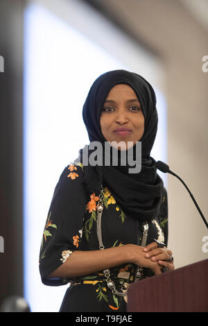 Stati Uniti congressista Ilhan Omar del Minnesota del quinto quartiere congressuale parla all'annuale city-wide iftar cena in onore del quattordicesimo giorno del mese del Ramadan in Austin, Texas. Omar chiamato per la pace e l armonia nell'odierno clima di divisione. Foto Stock