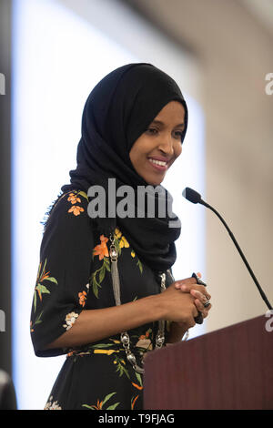 Stati Uniti congressista Ilhan Omar del Minnesota del quinto quartiere congressuale parla all'annuale city-wide iftar cena in onore del quattordicesimo giorno del mese del Ramadan in Austin, Texas. Omar chiamato per la pace e l armonia nell'odierno clima di divisione. Foto Stock