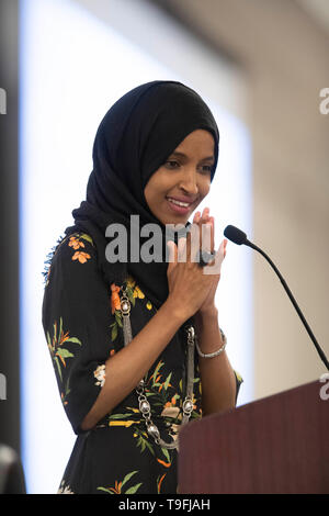 Stati Uniti congressista Ilhan Omar del Minnesota del quinto quartiere congressuale parla all'annuale city-wide iftar cena in onore del quattordicesimo giorno del mese del Ramadan in Austin, Texas. Omar chiamato per la pace e l armonia nell'odierno clima di divisione. Foto Stock