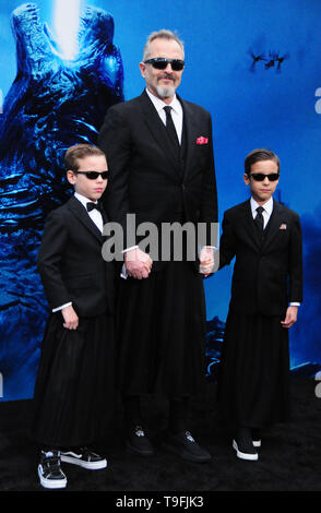 Los Angeles, Stati Uniti d'America 18 maggio 2019 Miguel Bose e figli Diego Bose e Tadeo Bose frequentare Warner Bros Foto e immagini leggendarie Premiere mondiale di 'Godzilla: Re dei mostri" il 18 maggio 2019 a TCL Chinese Theatre di Los Angeles, Stati Uniti d'America. Foto di Barry re/Alamy Live News Foto Stock