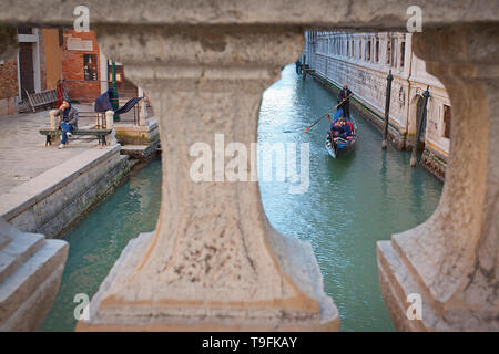 Gondoliere canottaggio turisti in gondola, Venezia, Italia Foto Stock